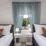Modernes In Mit Gemeinschaftspool By Interhome