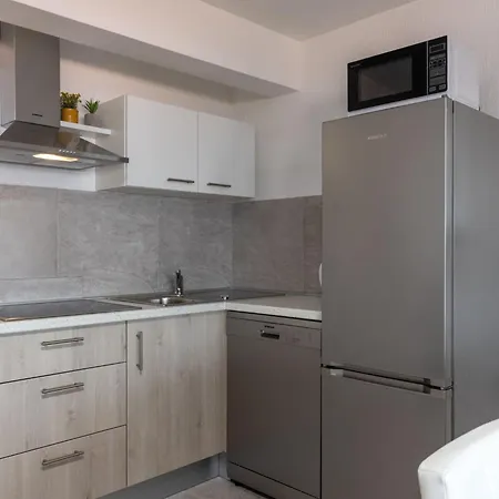 Modernes In Mit Gemeinschaftspool By Interhome