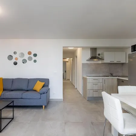 Modernes In Mit Gemeinschaftspool By Interhome