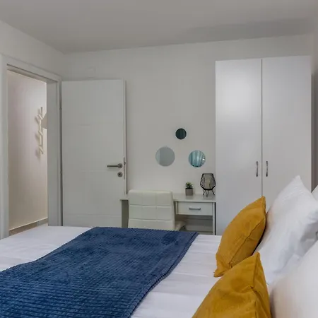 Modernes In Mit Gemeinschaftspool By Interhome * Crikvenica