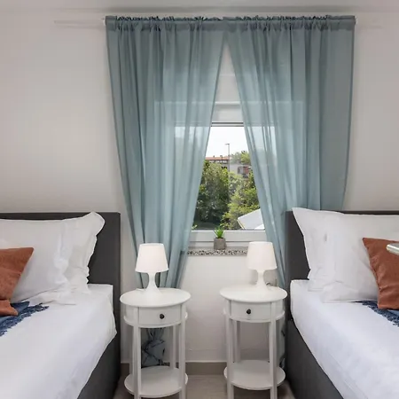 Modernes In Mit Gemeinschaftspool By Interhome