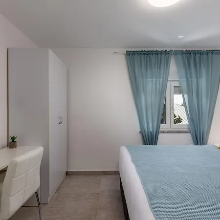 Modernes In Mit Gemeinschaftspool By Interhome Crikvenica