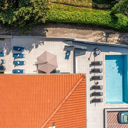 Modernes In Mit Gemeinschaftspool By Interhome * Crikvenica