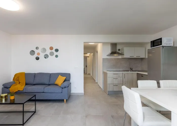 Modernes In Mit Gemeinschaftspool By Interhome