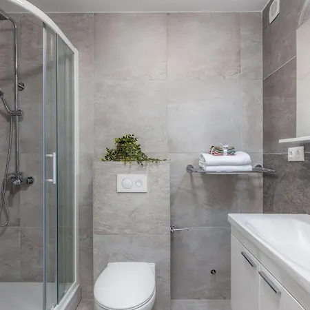Modernes In Mit Gemeinschaftspool By Interhome Lägenhet Crikvenica