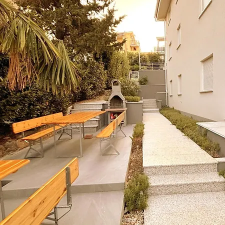 Modernes In Mit Gemeinschaftspool By Interhome * Crikvenica