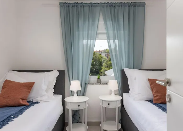 Modernes In Crikvenica Mit Gemeinschaftspool By Interhome